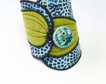 Bracelet manchette textile "feuille" en tissu batik bleu