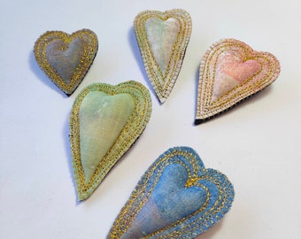 Heart brooch in fabric, ex-voto jewel, heart embroidered in fabric and gold thread, pastel colors, heart in volume