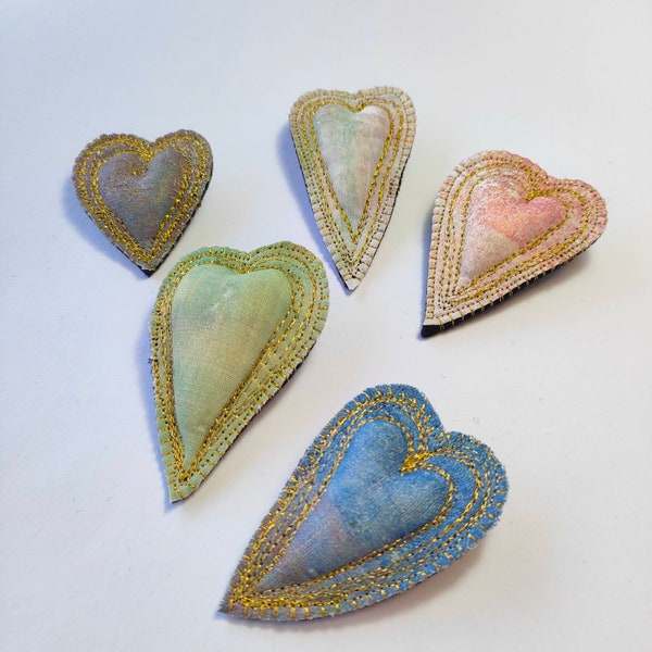 Heart brooch in fabric, ex-voto jewel, heart embroidered in fabric and gold thread, pastel colors, heart in volume