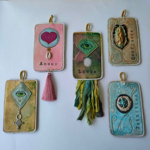 Talisman,mots et symboles,  oracle à accrocher, objet d'intention,  tissu, peinture et broderie-Libre/Intuition/Amour/Confiance