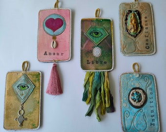 Talisman,mots et symboles,  oracle à accrocher, objet d'intention,  tissu, peinture et broderie-Libre/Intuition/Amour/Confiance