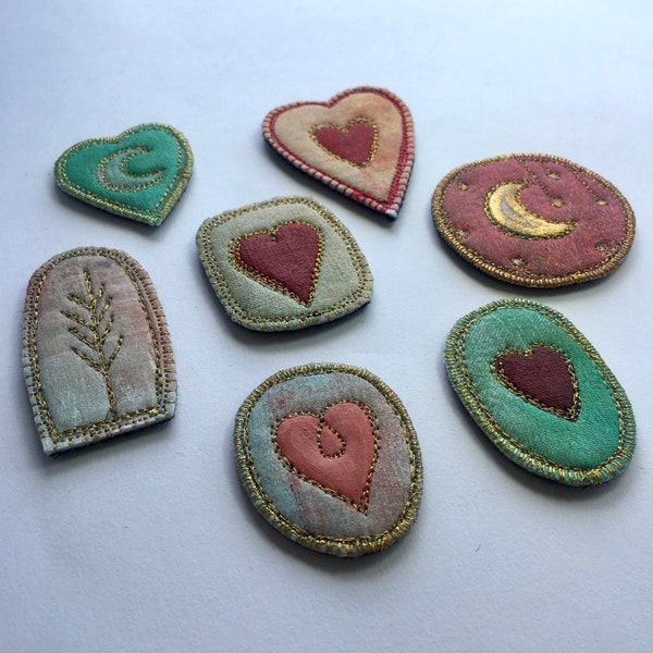 Broche poétique textile brodée, bijou textile, broche brodée en tissu et feutre au choix, symbole lune/coeur #3