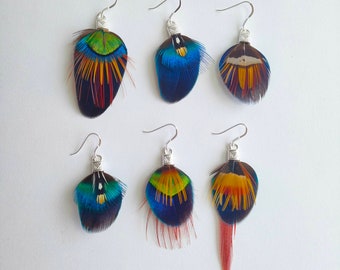 Petite boucle d'oreille solo en plumes bleu paon, couleurs chatoyantes bleu, vert, rouge, orange, boucle a l'unité, plumes naturelles #2