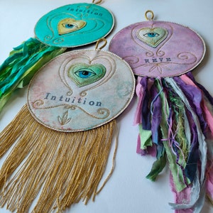 Talisman, oracle rond à accrocher, broderie oeil, objet d'intention, art textile, peinture et broderie- Intuition- Rêve