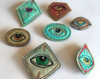 Embroidered brooch "Eye" of your choice, poetic textile brooch in fabric, felt and thread, embroidered jewel