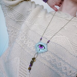 Collier broderie Oeil, bijou talisman textile, oeil brodé sur tissu peint au choix Oeil violet s/ gris