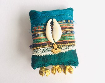 Amulette- Broche bijou textile turquoise et or, en soie sauvage, bijou pour femme