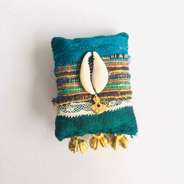 Amulette- Broche bijou textile turquoise et or, en soie sauvage, bijou pour femme