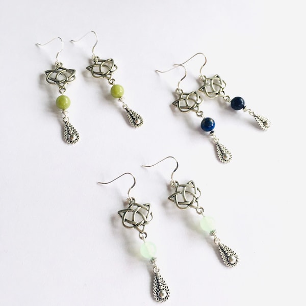 Boucles d'oreilles longues argentées  « entrelacs » , pierres naturelles, lapis-péridot-aventurine au choix