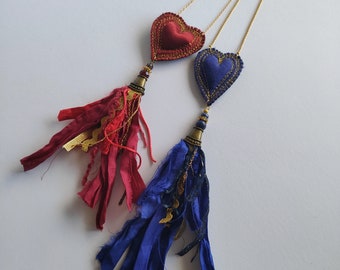 Collier sautoir pendentif coeur en tissu brodé, art textile au choix, soies, dentelles , bijou textile