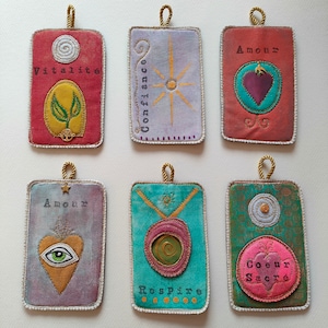 Talisman,mots et symboles,  oracle à accrocher, objet d'intention,  tissu, peinture et broderie-Vitalité/Confiance/Amour/Respire/Coeur