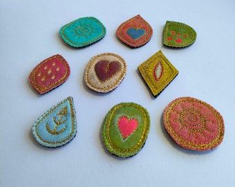 Embroidered poetic brooch, textile jewel, embroidered brooch in painted fabric and gold thread, heart/sun symbols #7