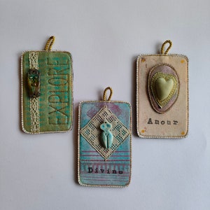 Talisman,mots et symboles,  oracle à accrocher, objet d'intention, art textile, peinture et broderie-Explore/Divine/Amour