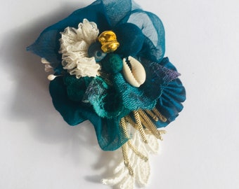 Broche bijou textile, bleu canard, crème et or, en soie sauvage, mousseline de soie, dentelle, bijou pour femme