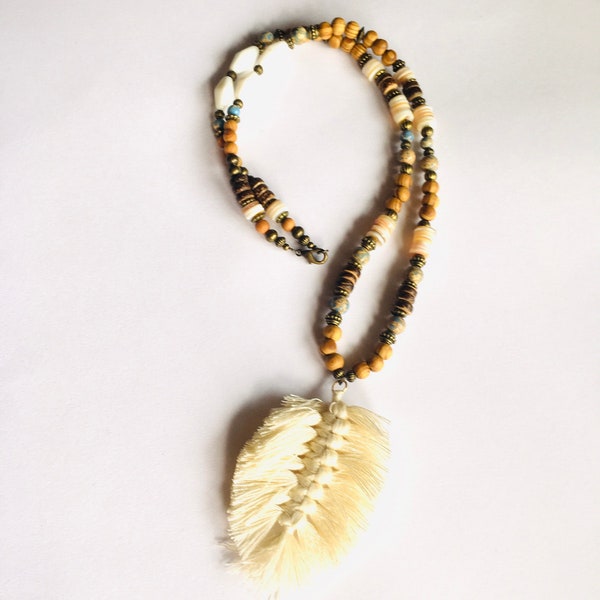 Collier style ethnique perles de régalite et bois/ pierre naturelle