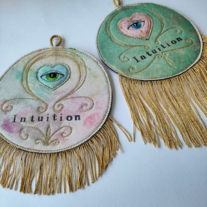 Talisman, oracle rond à accrocher, broderie oeil, objet d'intention, art textile, peinture et broderie- Intuition-