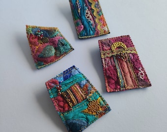 Broche brodée talisman art textile, soie et dentelle