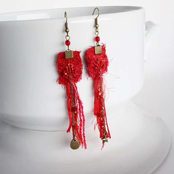 Boucles d'oreilles rouges Talisman, bijoux textiles en soie, fibres, laiton et perles de verre, bijou pour femme