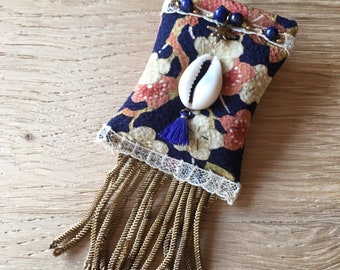 Amulette- Broche bijou textile en soie japonaise et lapis-lazuli, bijou pour femme