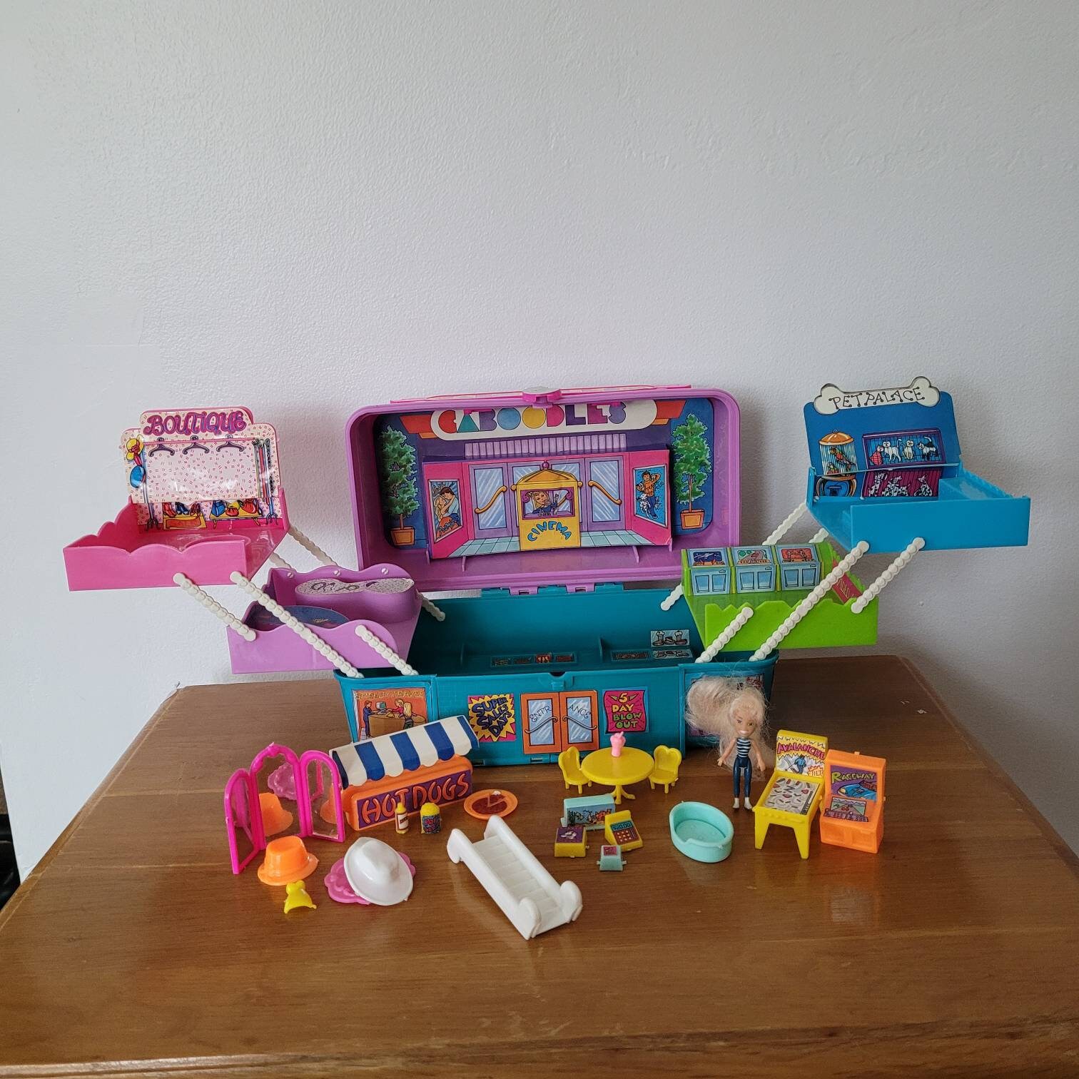 Caboodles Shopping Mall Playset 1993 With Doll