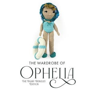 Puede incluir: Muñeca de ganchillo con un traje de baño azul y un tocado de plumas, sosteniendo un salvavidas a juego. La muñeca es beige con detalles azules. El texto en la imagen dice "The Wardrobe of Ophelia, The Busby Berkeley Edition."