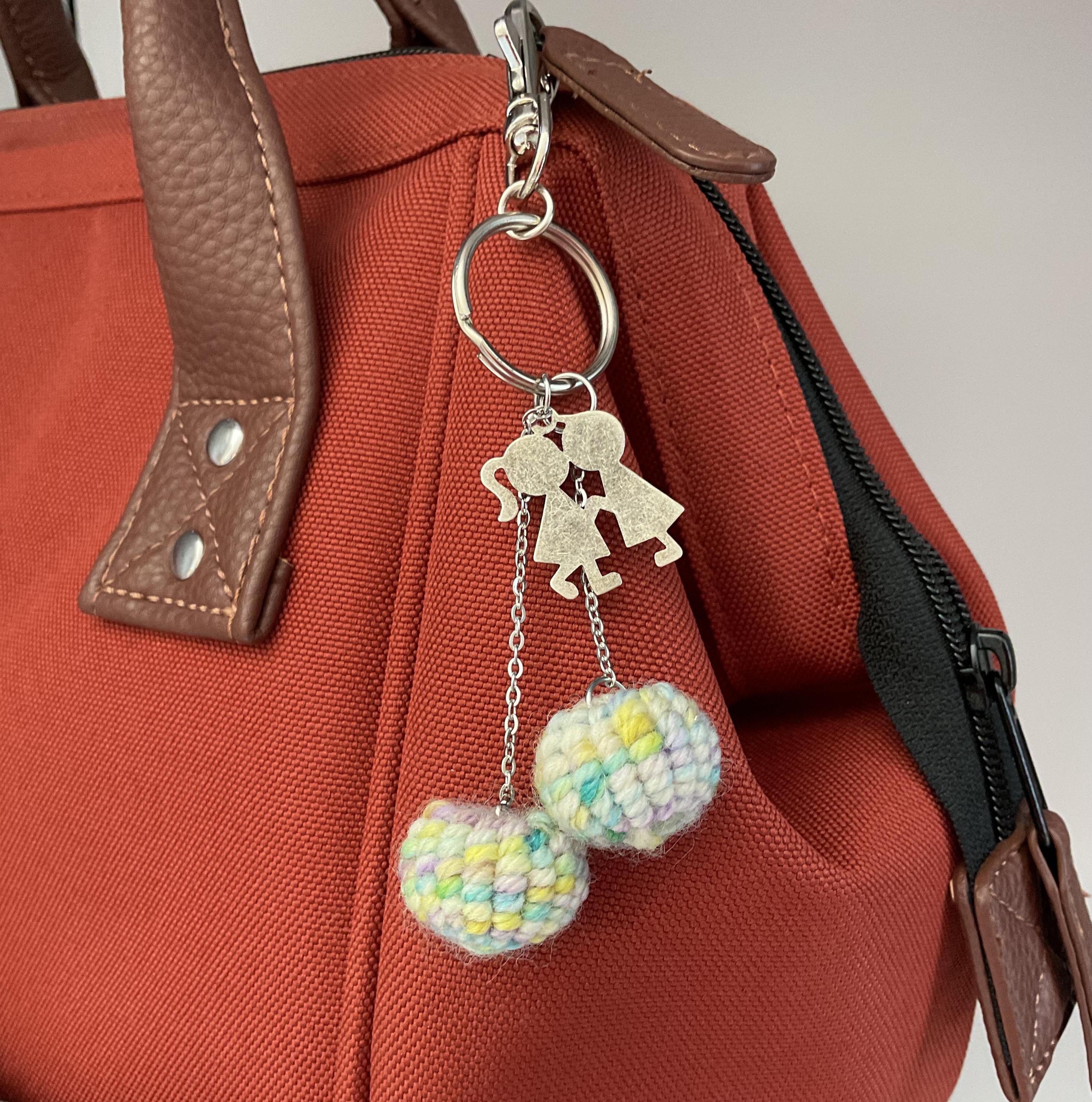 Circular woven bag charm – Handmade textile accessory – Original wool gift – Boho and artisanal bag decoration