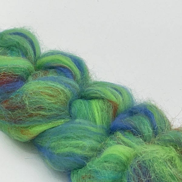 Tresse laine cardée mérinos vert, bleue, et fibre angelina