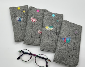 Grey felt glasses case – Free-motion embroidered hen motif