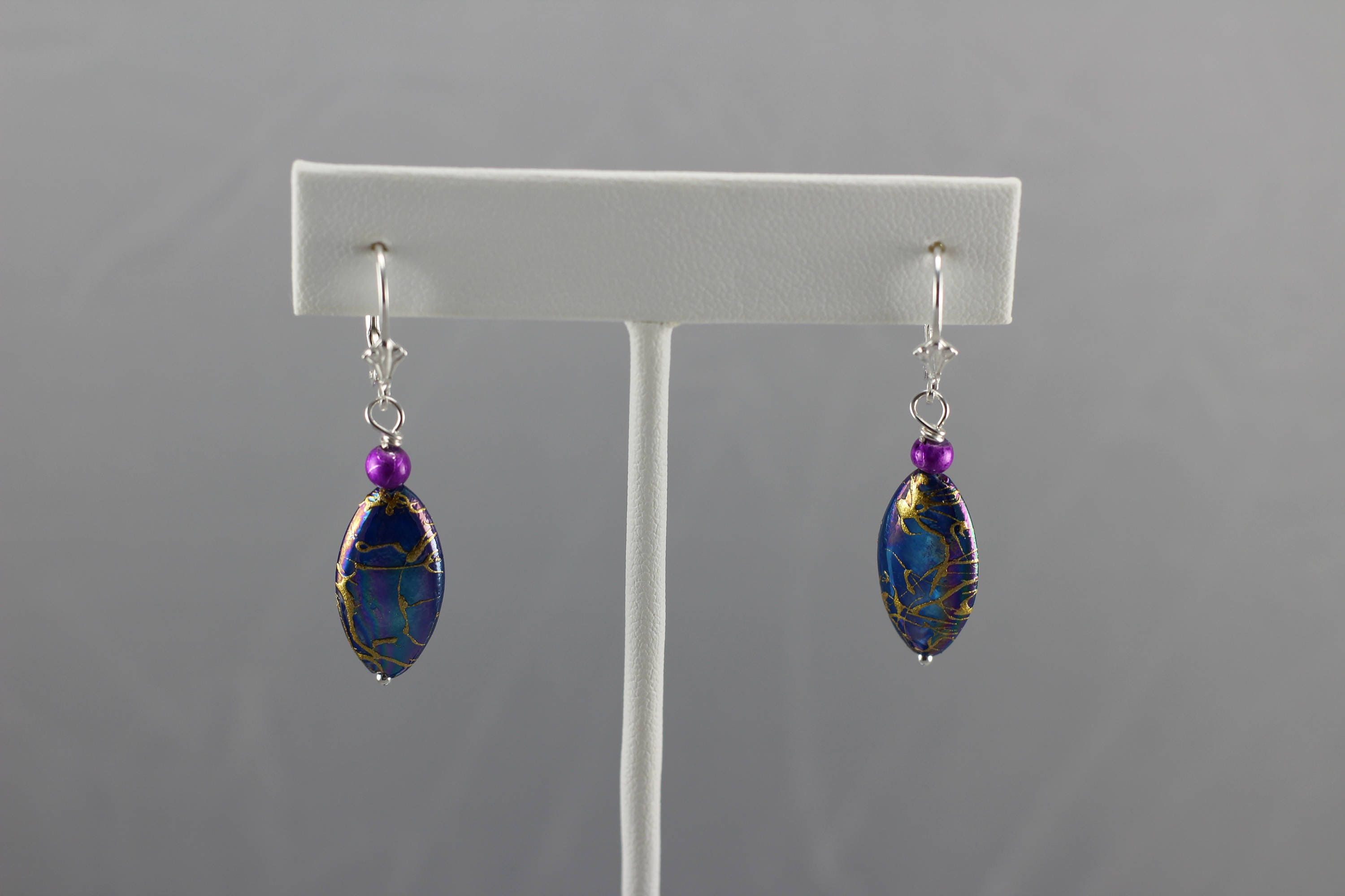 Peacock colored shell bead earrings - Etsy.de