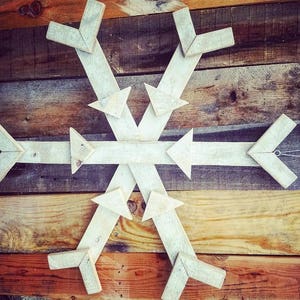 Reclaimed wood snowflake, pallet snowflake, Christmas decor, hanging wood decor, winter porch sign, winter hanging pallet wood decoration image 4