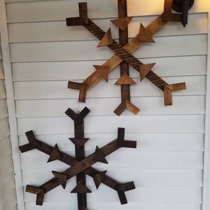Reclaimed wood snowflake, pallet snowflake, Christmas decor, hanging wood decor, winter porch sign, winter hanging pallet wood decoration image 3