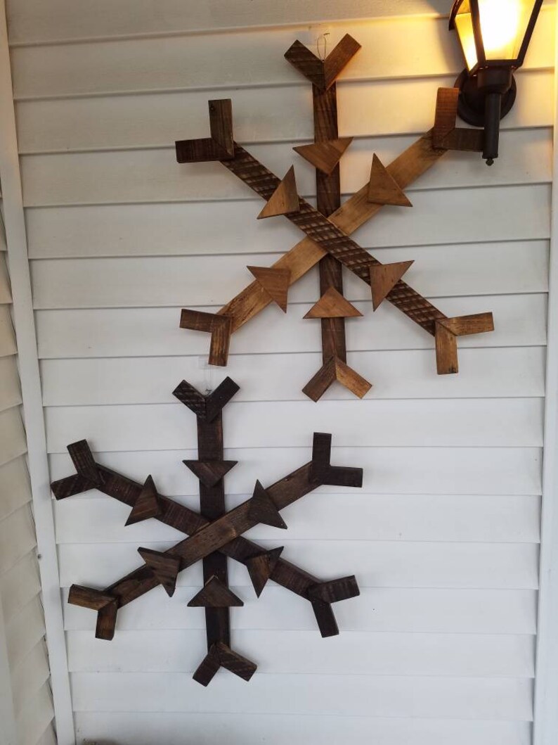 Reclaimed wood snowflake, pallet snowflake, Christmas decor, hanging wood decor, winter porch sign, winter hanging pallet wood decoration image 3