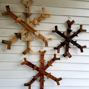 Reclaimed wood snowflake, pallet snowflake, Christmas decor, hanging wood decor, winter porch sign, winter hanging pallet wood decoration image 9