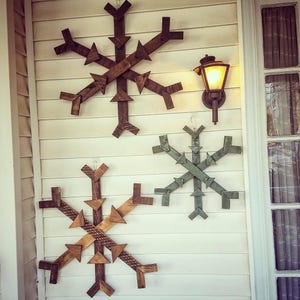 Reclaimed wood snowflake, pallet snowflake, Christmas decor, hanging wood decor, winter porch sign, winter hanging pallet wood decoration image 1