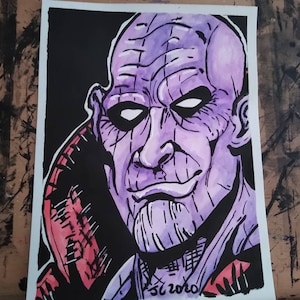 Peut inclure: Une illustration à l'aquarelle de couleur violette et noire d'un homme chauve avec une expression sérieuse. L'homme a un menton proéminent et un front ridé. L'arrière-plan est noir. L'image est signée "SC 2010".