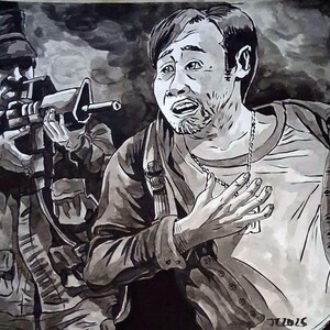 Könnte beinhalten: Schwarz-Weiß-Tuscheillustration, die einen Soldaten zeigt, der ein Gewehr auf einen Mann in Not richtet. Der Mann trägt ein T-Shirt, eine Halskette und einen Rucksack. Das Kunstwerk hat einen dramatischen, emotionalen Ton.