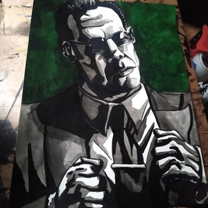 Puede incluir: Un dibujo a tinta en blanco y negro de un hombre con traje y corbata. El hombre mira directamente al espectador con una expresión seria. El fondo es de color verde oscuro.