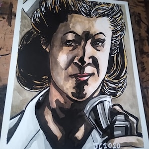 Puede incluir: Una pintura de acuarela en blanco y negro de una mujer con el pelo corto y ondulado. Lleva una camisa blanca y sostiene un micrófono. La pintura está firmada "JC 2020" en la esquina inferior derecha.