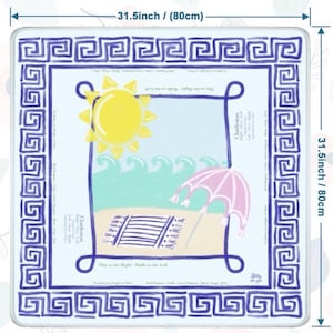 Puede incluir: Alfombra cuadrada con tem&aacute;tica de playa, de 80 cm por lado, con un borde azul con motivos de llave griega. El centro presenta una escena de playa con un sol amarillo, olas, una sombrilla rosa y el texto "Play to the Right - Walls to the Left."
