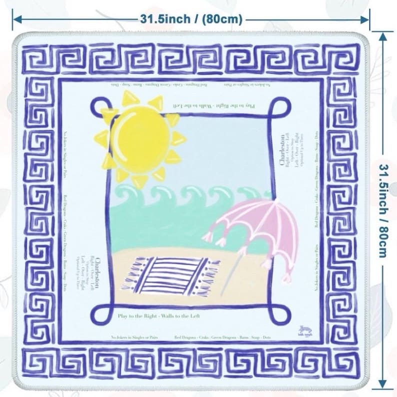 Puede incluir: Alfombra cuadrada con tem&aacute;tica de playa, de 80 cm por lado, con un borde azul con motivos de llave griega. El centro presenta una escena de playa con un sol amarillo, olas, una sombrilla rosa y el texto "Play to the Right - Walls to the Left."