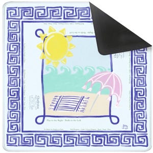 Puede incluir: Alfombrilla de rat&oacute;n cuadrada con una ilustraci&oacute;n de escena de playa. El dise&ntilde;o presenta un sol amarillo, olas azules, una sombrilla rosa y una silla de playa en una orilla arenosa. El borde es un patr&oacute;n de clave griega azul.