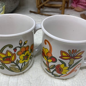 Set of 2 Vtg 60's/70's Retro Fruit Pedestal Coffee Mugs 8 oz