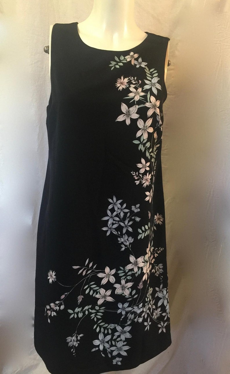 Versatile Sleek Minimal Closet Staple, Timeless Flattering Black Floral Print Sleeveless Fully Lined Chic Vince Camuto Sheath Dress