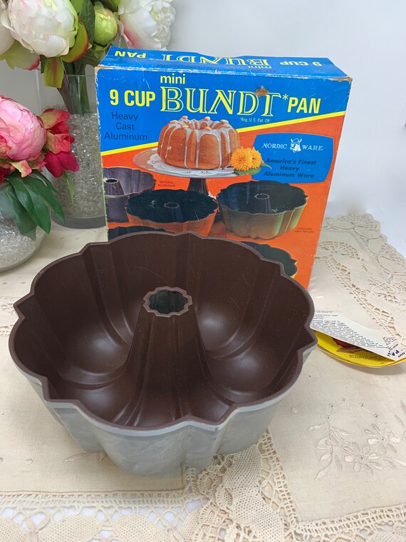 Hot Selling Bakery Kitchen Bakeware Colorful Aluminum Metal Bundt