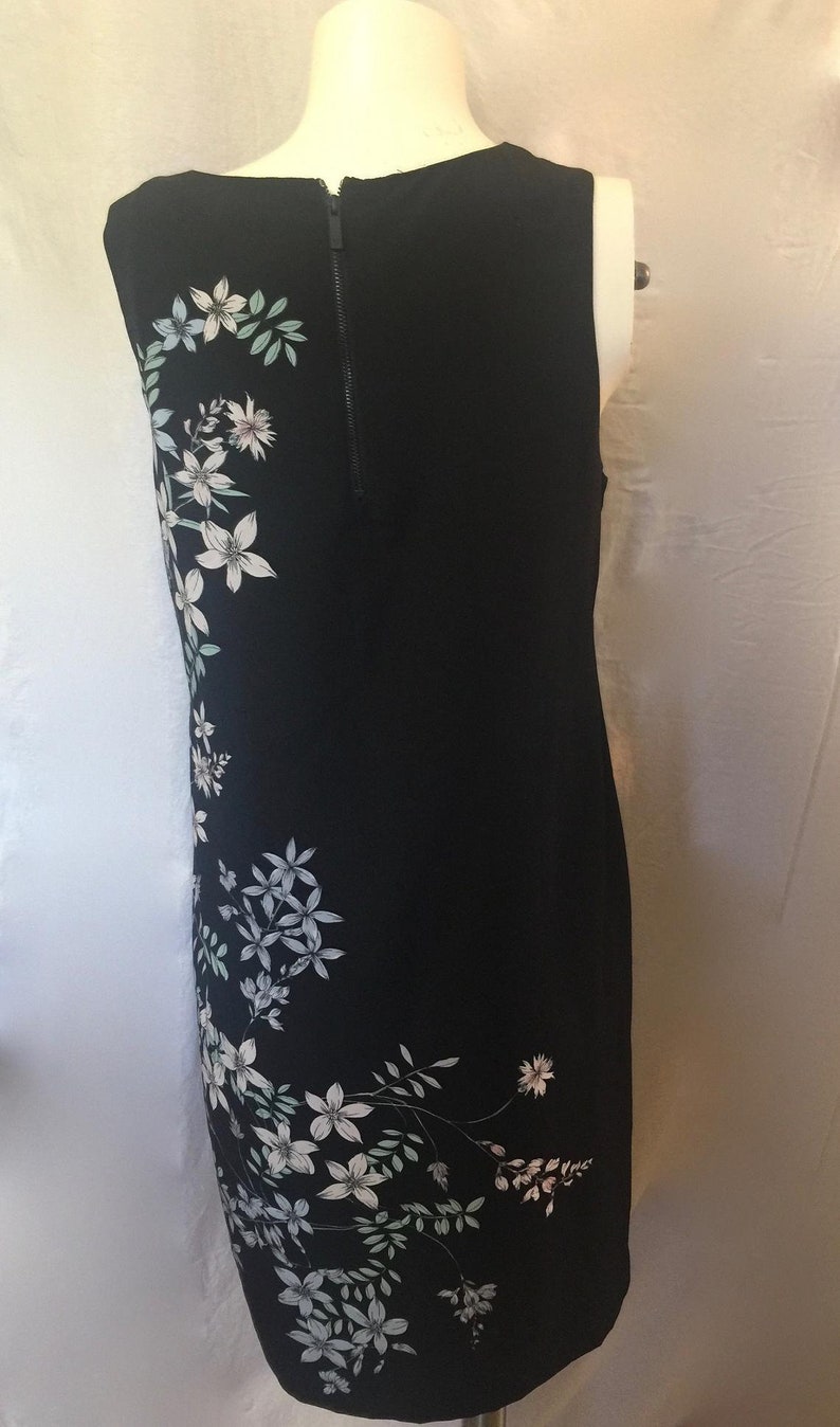 Versatile Sleek Minimal Closet Staple, Timeless Flattering Black Floral Print Sleeveless Fully Lined Chic Vince Camuto Sheath Dress