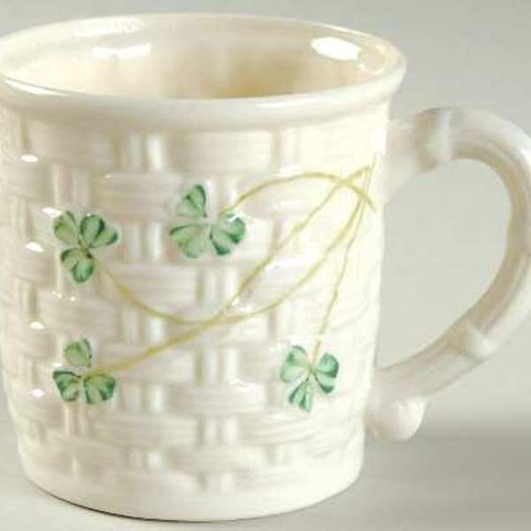 Belleek Porzellan Tasse für Kind oder Baby mit Kleeblattmotiv, Traditionelles Korbgeflecht-Muster Verziert mit Shamrock Sprigs, Irischem Porzellan