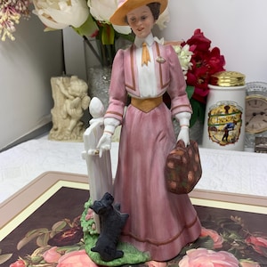 1983 Avon Albee Award Figurine en porcelaine de Chine peinte à la main, Avon née California Perfume Company Sales and Leadership Award