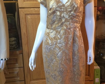 Gorgeous Sherrie Bloom Peter Noviello for CHETTA B Gold Floral Jacquard Cocktail Wedding Event Dress, Sophisticated Distinctive Styling