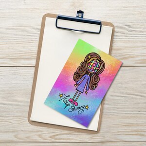 Cartão postal padrão Keep Shining, impressão artística retrô de garota com bola de discoteca, cartão de amor-próprio com estética dos anos 70, correio tradicional fortalecedor, presente de incentivo POD