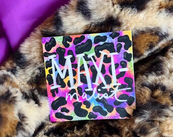 Adesivo in vinile con stampa leopardata massimalista, per amanti del colore.
